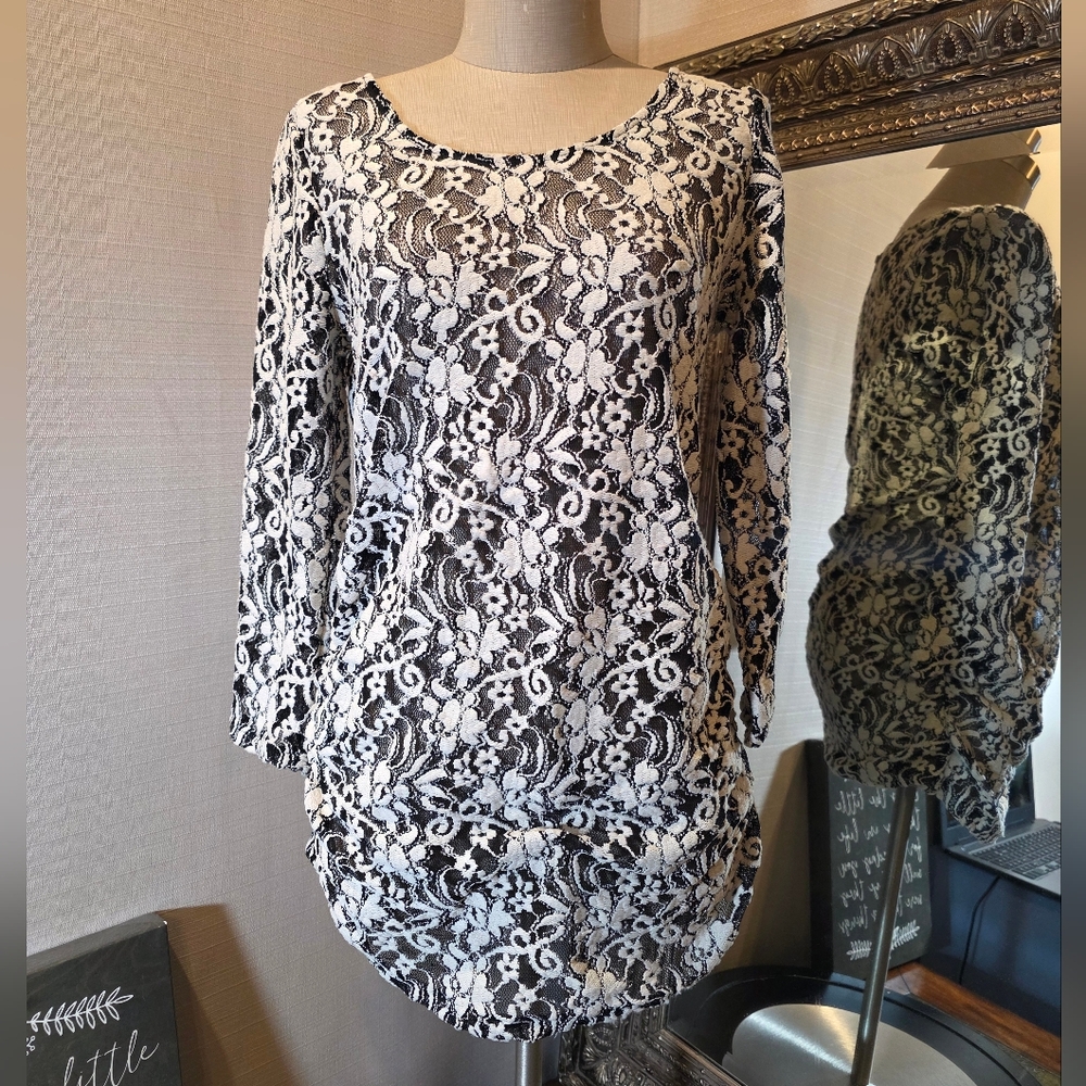 Jessica Simpson Maternity - White Floral On Black Netting.  Sz MED.  EUC.